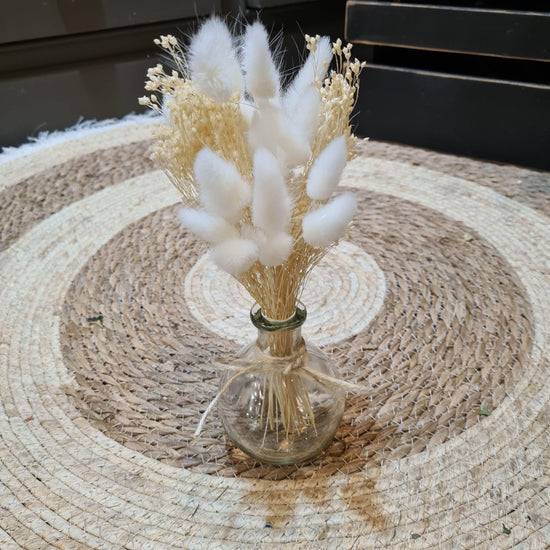 Petit bouquet de fleurs séchées blanches avec son  vase